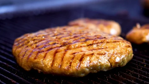 Meatball on the grill Vidéo 105638619