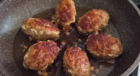 Meatballs are fried in a frying pan with butter. Video stock 220105780