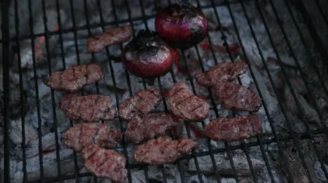 Meatballs grilling on barbecue Vídeos de archivo 55825126