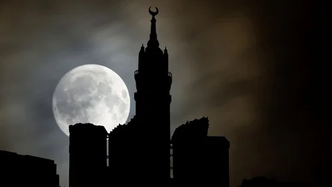 Mecca Clock Tower, Skyline of Abraj Al Bait, Night with Full Moon, Saudi Arabia Vídeos de archivo 105535897