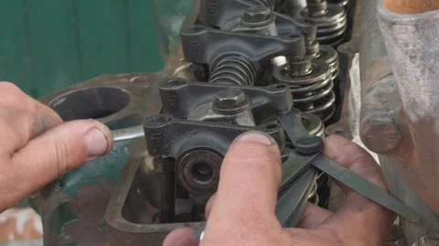 Mechanic adjusting valve clearance on engine cylinder head 스톡 동영상 339037845
