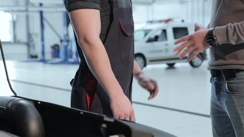 Mechanic and client shake hands 스톡 동영상 251113747