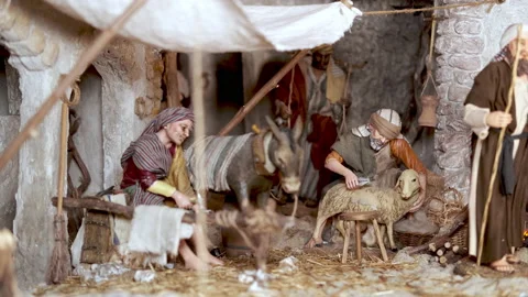 Mechanic animated nativity scene. Shepherd figures at work shearing sheep Vídeo Stock 167318863
