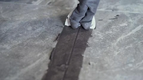 Mechanic applying thermal paste on a computer part in a workshop Foto stock