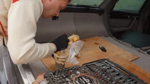 Mechanic assembling car fuel pump module system Vidéo 322643539