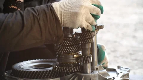 Mechanic assembling car manual transmission gearbox Video stock 321739795