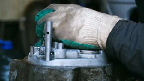 Mechanic assembling car transmission gearbox in auto repair shop Video stock 318268399