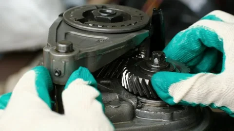 Mechanic assembling car transmission gearbox in a repair shop 스톡 동영상 321739916