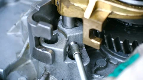 Mechanic assembling a complex machine gearbox Video stock 317906691