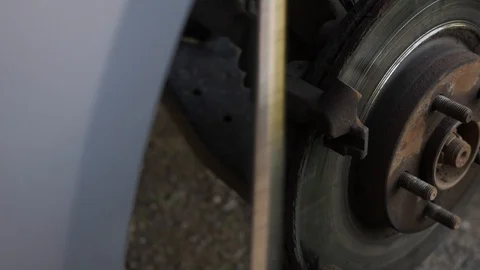 Mechanic changes brake parts in the car Vídeos de archivo 108976181
