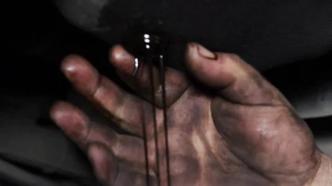 Mechanic changes the oil in your car Stockbeeldmateriaal 75079565