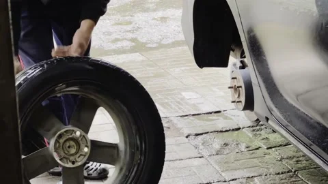 The mechanic changes the wheel on the car in the workshop. Vídeos de archivo 202280088