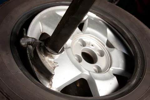 Mechanic changing car wheel in auto repair shop Foto stock