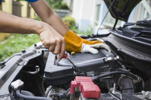Mechanic check the engine daily 스톡 사진