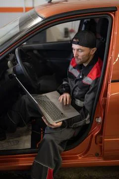 Mechanic Checking Engine Errors Stockfoto's
