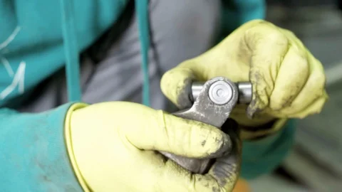 Mechanic checking out the universal joint ball bearings Vídeos de archivo 128921725