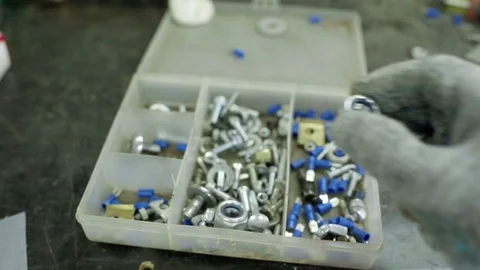 Mechanic choosing nut from box of assorted parts Vídeos de archivo 128921138