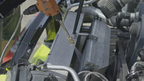 Mechanic cleaning intercooler with compressed air Vidéo 340771424