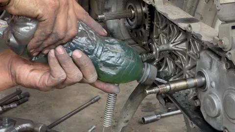 Mechanic cleaning motorcycle automatic transmission engine components Vídeos de archivo 344111125