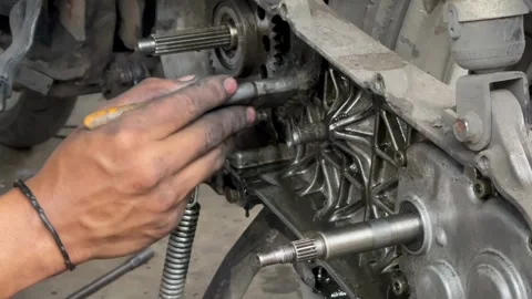 Mechanic cleaning motorcycle automatic transmission engine components 스톡 동영상 344112549