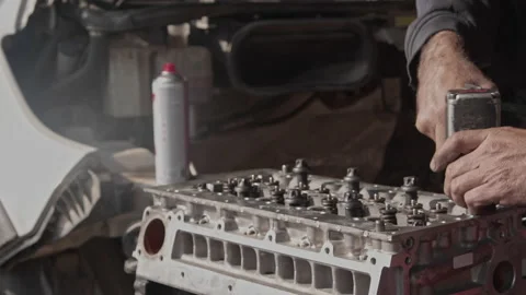 Mechanic Covers Valve of Car Engine with Air Socket Wrench in Repair Shop Vídeos de archivo 221371314