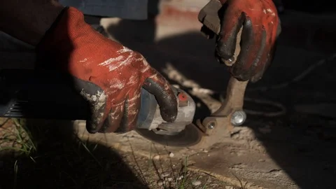 The mechanic cuts the wheel of the car with a grinder Vídeos de archivo 108975015
