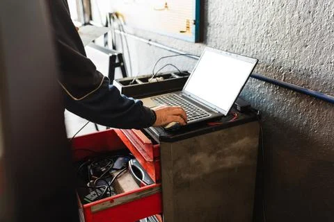 Mechanic diagnosing the car with the computer. Concept of car repair. Foto stock