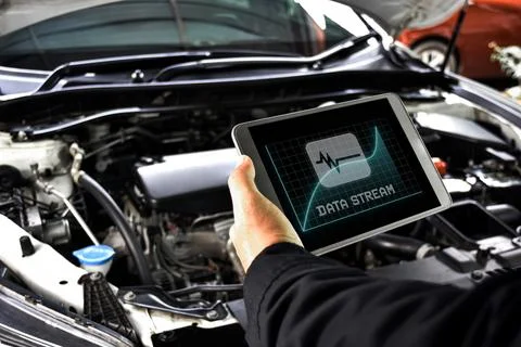 Mechanic diagnostics engine car using digital obd2 scanner tablet 스톡 사진