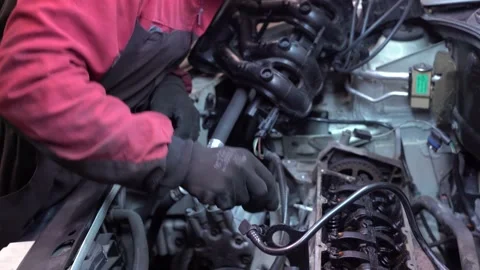 Mechanic disassembles car engine 2 Vídeos de archivo 147725848