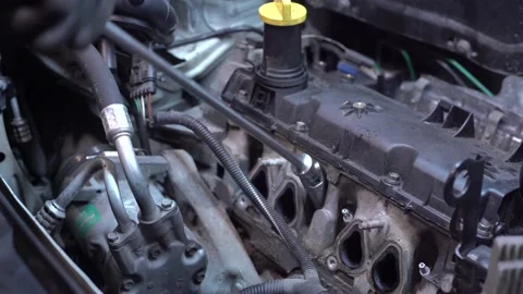 Mechanic disassembles car engine 3 Vídeos de archivo 147725796