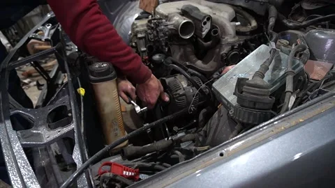 A mechanic disassembles an old dirty car Vidéo 221433609