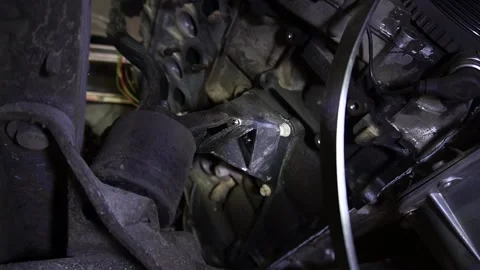 A mechanic disassembles an old dirty car Vidéo 221433671