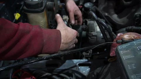 A mechanic disassembles an old dirty car Vidéo 221433733