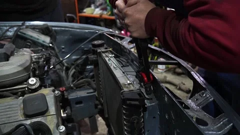 A mechanic disassembles an old dirty car Vidéo 221433798