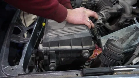 A mechanic disassembles an old dirty car Vídeo Stock 221433823