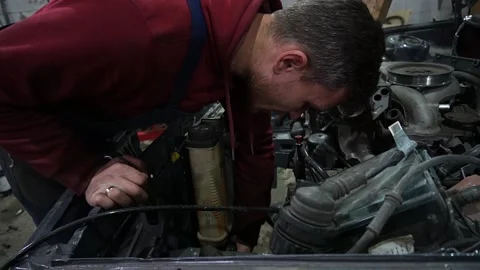 A mechanic disassembles an old dirty car Vidéo 221433834