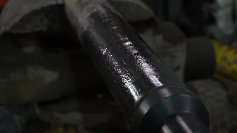A mechanic disassembles an old dirty car Vidéo 221433930