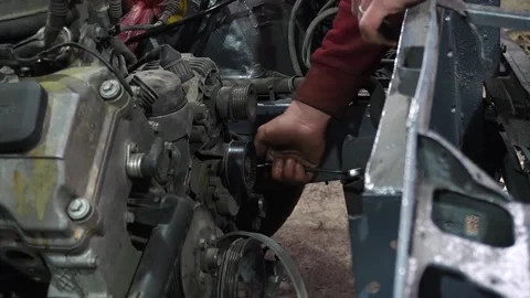 A mechanic disassembles an old dirty car Vídeo Stock 221433976