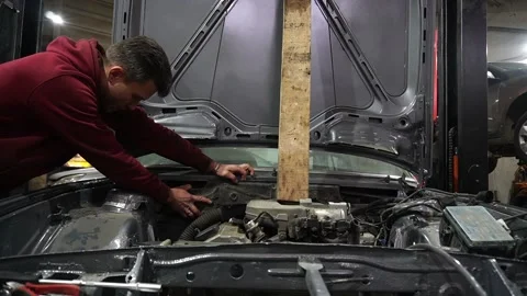 A mechanic disassembles an old dirty car Vidéo 222888550