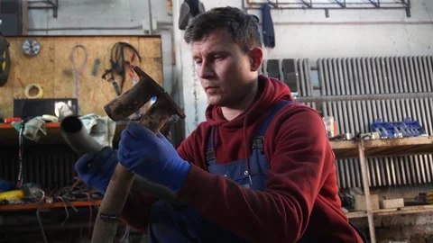 A mechanic disassembles an old dirty car Vidéo 222888879