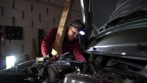 A mechanic disassembles an old dirty car Vidéo 222889024