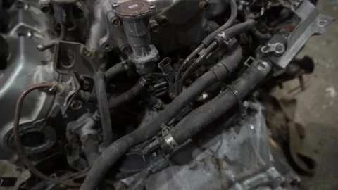 A mechanic disassembles an old dirty car Vídeo Stock 222889036