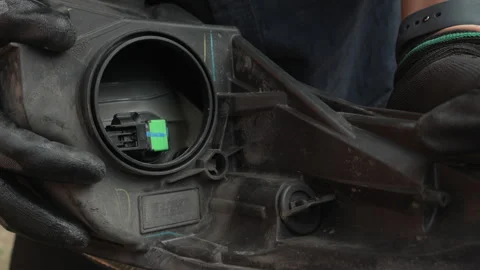 Mechanic disconnecting car headlight electrical connector 库存影片 345106781
