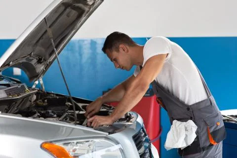 Mechanic fixing car engine Stock-Fotos