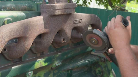 Mechanic grinding rusty car engine manifold 스톡 동영상 339405225