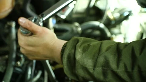 Mechanic hands methodically tighten head bolts using torque wrench. Critical 库存影片 310521447