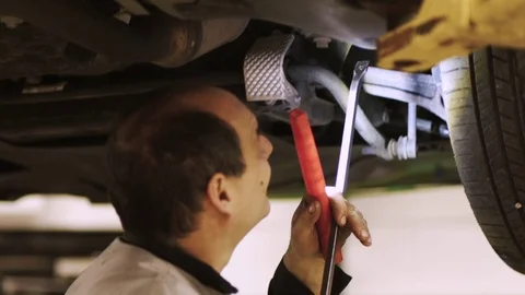 Mechanic Inspects Car 動画素材 71304479