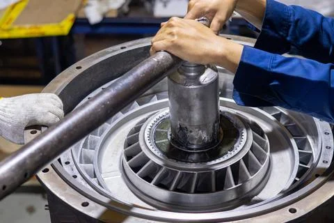 Mechanic Installing Heavy Torque Converter Turbine Shaft Assembly. Stock-Fotos
