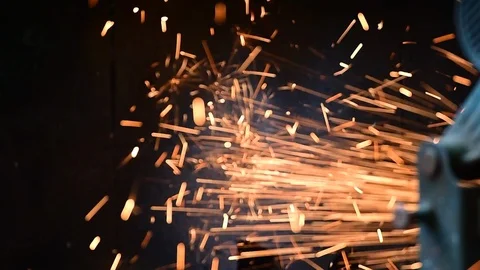 Mechanic labour man cuts heavy iron steel polishes metal grinder welding sparkin Vidéo 122607688