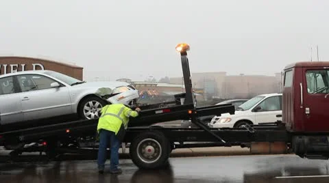 Mechanic loading a wrecked car on a tow truck Video stock 10724730